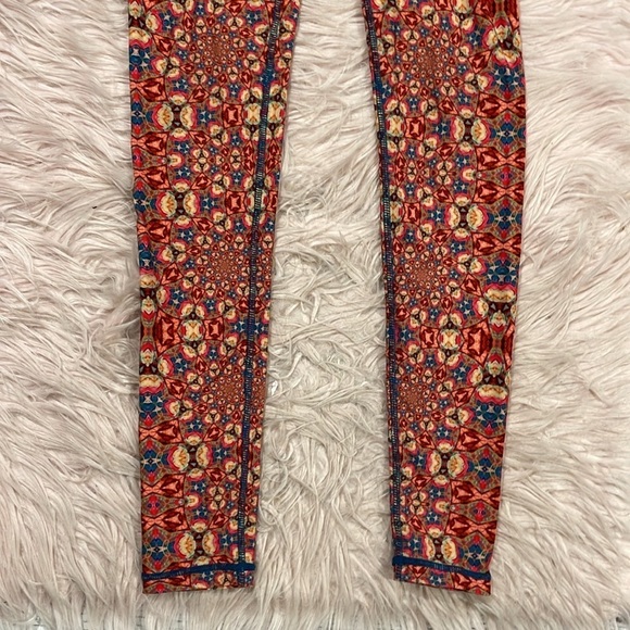 Wolven Threads Fractal High Rise Patterned Leggings - Picture 7 of 8